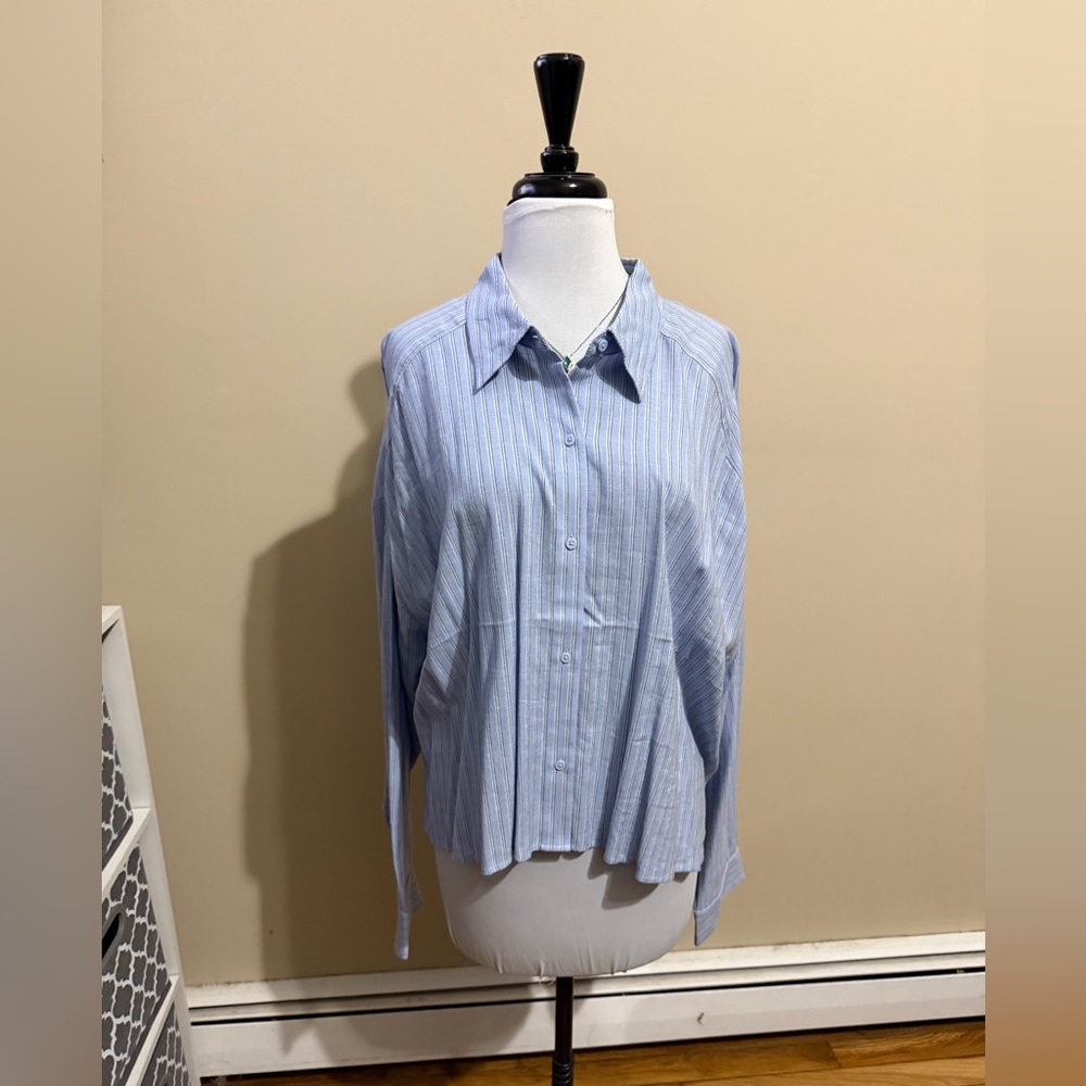 Express women’s boyfriend portofino cropped  button down. blue pinstripe. NWT